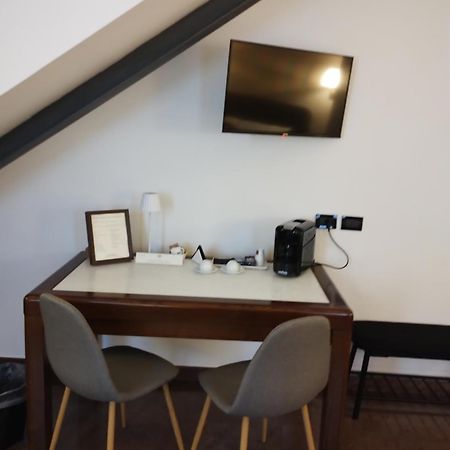 Palazzo Cusani Charming Rooms Vercelli Bagian luar foto