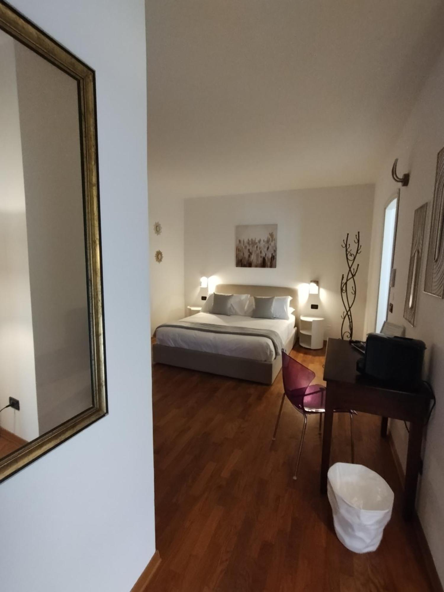 Palazzo Cusani Charming Rooms Vercelli Bagian luar foto