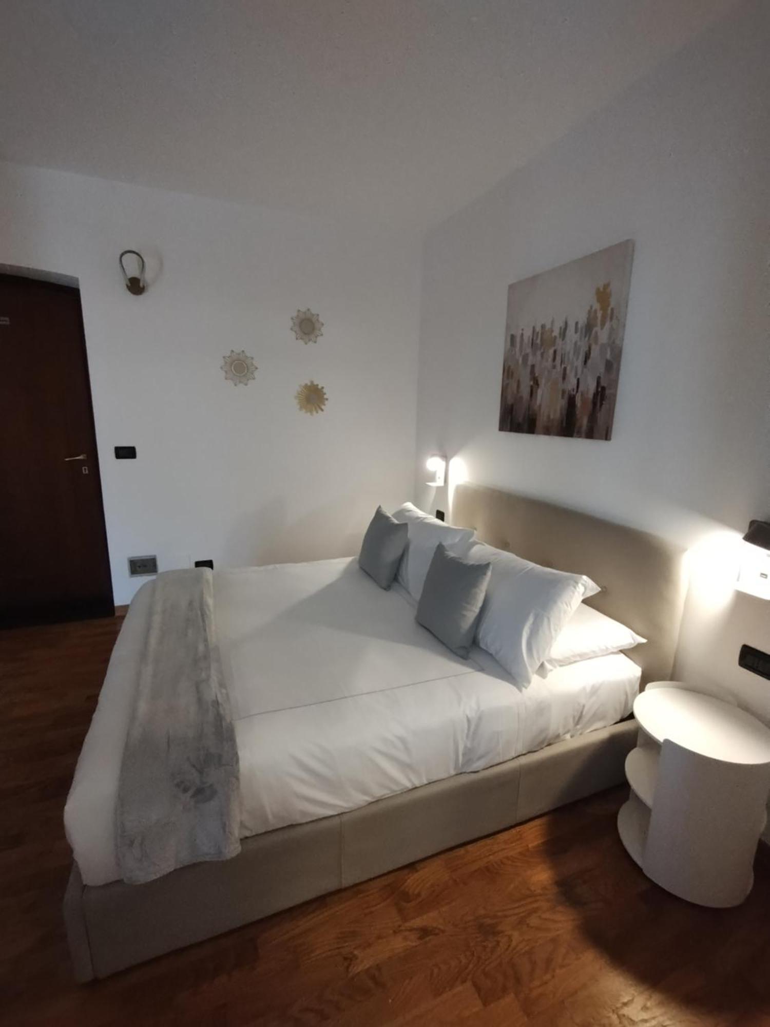 Palazzo Cusani Charming Rooms Vercelli Bagian luar foto