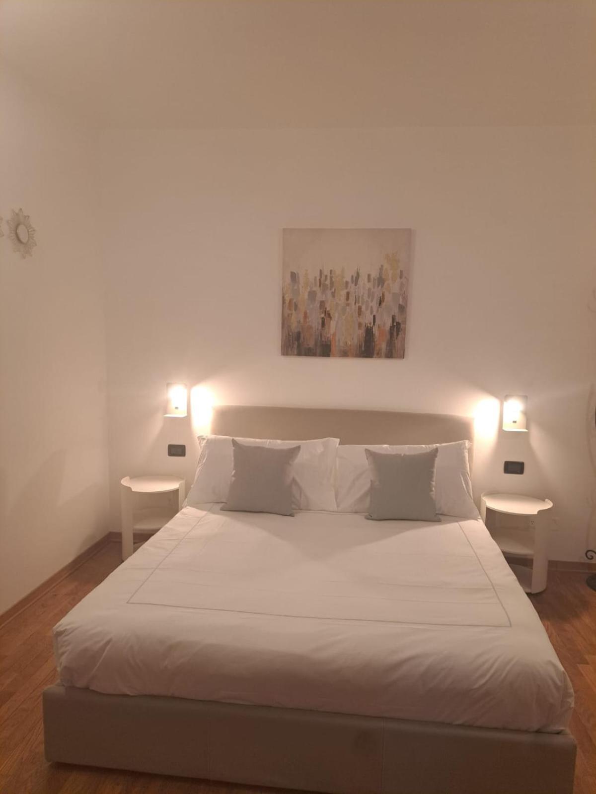Palazzo Cusani Charming Rooms Vercelli Bagian luar foto