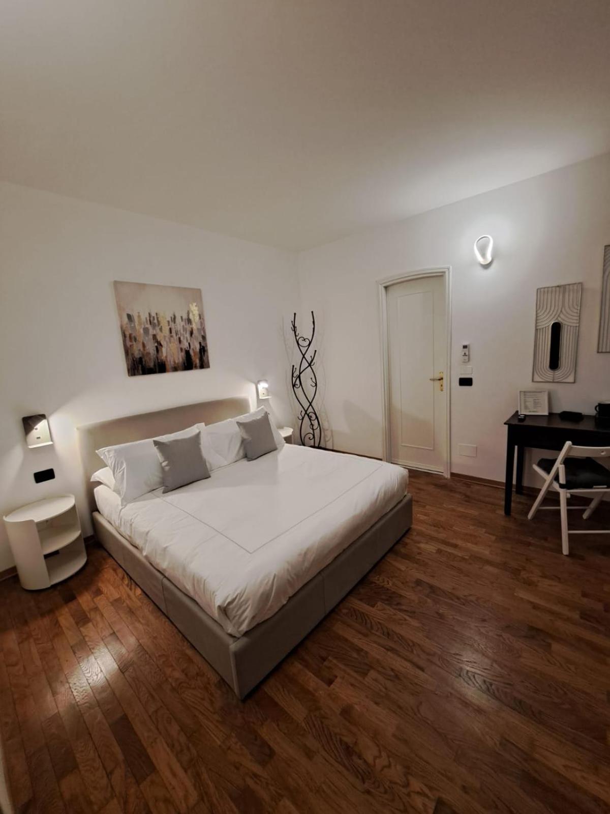 Palazzo Cusani Charming Rooms Vercelli Bagian luar foto