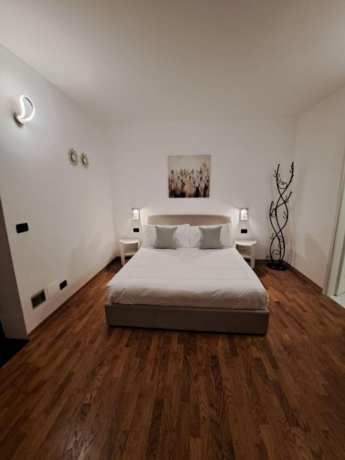 Palazzo Cusani Charming Rooms Vercelli Bagian luar foto