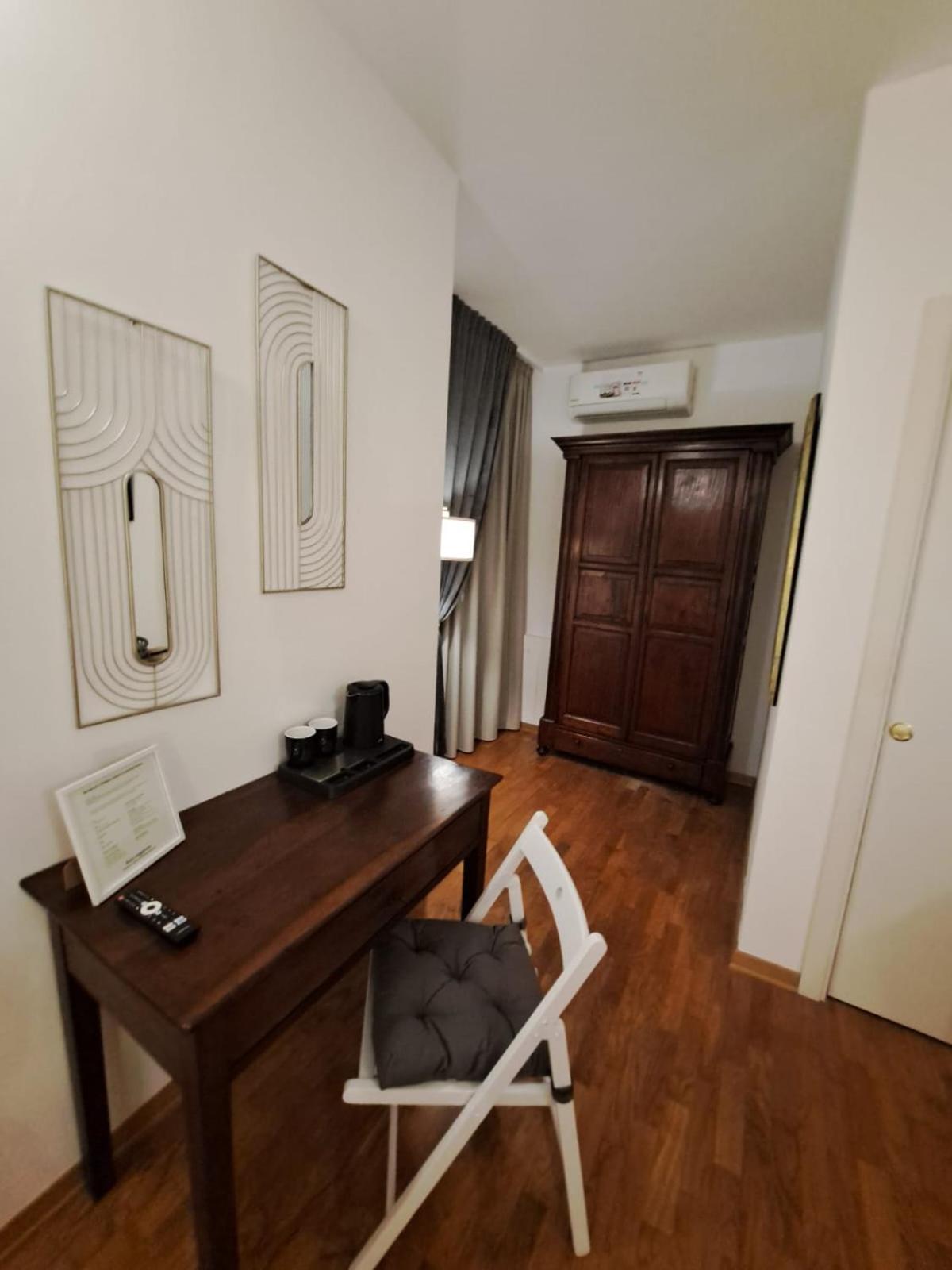 Palazzo Cusani Charming Rooms Vercelli Bagian luar foto